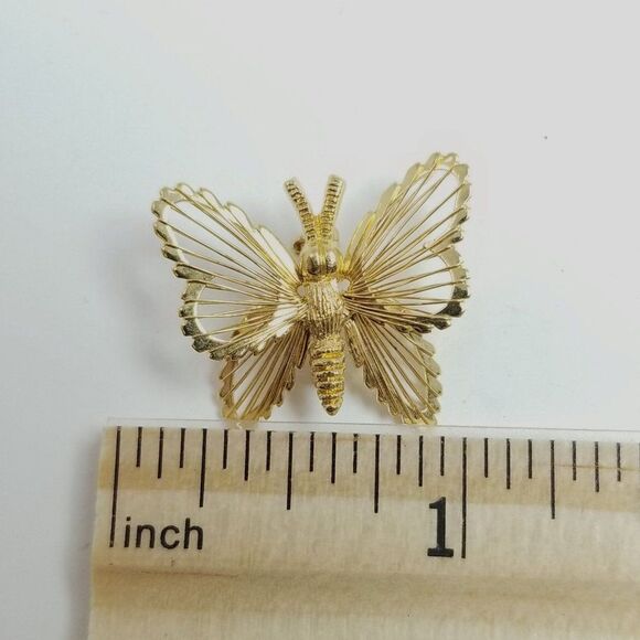 Vintage Little Gold Tone Butterfly Brooch, Wire Wings, Metal Lapel Pin, Estate - Picture 4 of 6